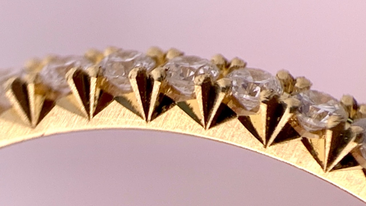 Fishtail diamond setting